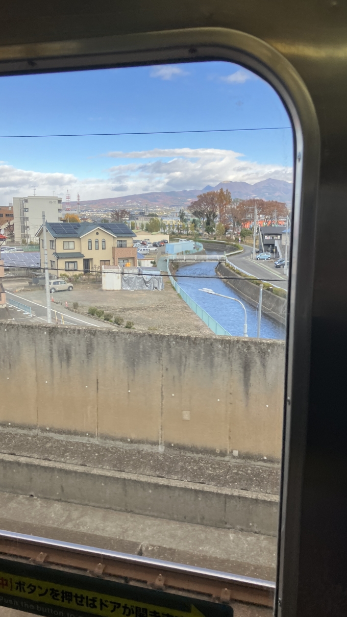 鉄道乗車記録の写真:車窓・風景(1)        「前橋大島駅を出発した約2分後に撮影した。
当時は天気がよく、赤城山などがきれいに見えた。」