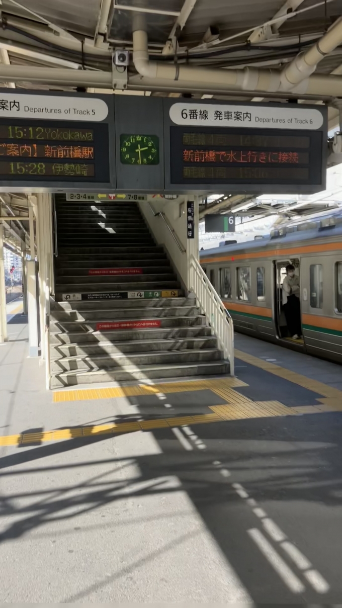 鉄道乗車記録の写真:駅舎・駅施設、様子(1)        「高崎駅5・6番線ホームの様子。
奥には乗り換え用の階段が見える。」