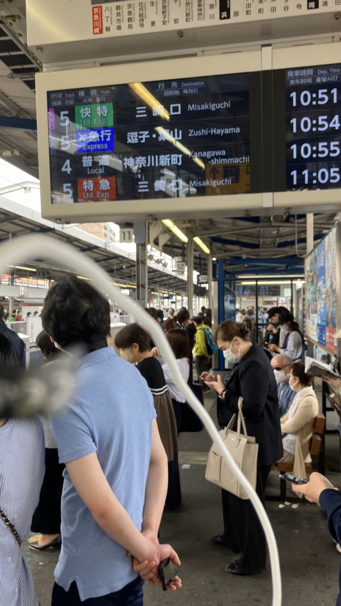 鉄道乗車記録の写真:駅舎・駅施設、様子(1)          「京急川崎駅の発車標。
電車を待つ人が多く、撮影が大変だった。
なお、自分の不注意によりスマートフォンの充電ケーブルが写り込んでしまっている。」