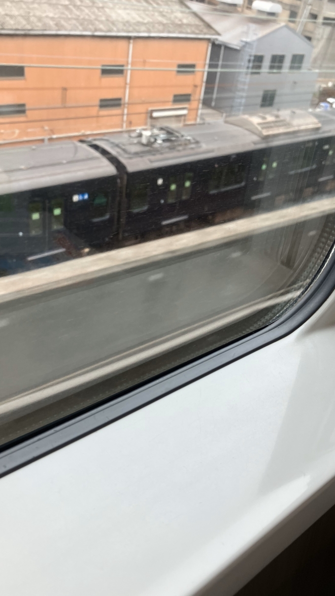 鉄道乗車記録の写真:列車・車両の様子(未乗車)(2)        「鶴見駅を過ぎて東海道本線(東京方面)と分かれたあとに撮影した。
あまりピントが合っていないが、JR線内では珍しい黒色の列車が走っていたため撮影した。
調べたところ、相模鉄道(相鉄)からJRへ直通する列車で、12000系電車と思われる。
当該列車は、海老名駅始発13:13で、相鉄本線内を各駅停車として走行し、JR線に直通して引き続き各駅停車として武蔵小杉駅に14:03に到着する新宿行きと思われる(列車番号6252→252M)。なお、相鉄本線からJR線へ直通する列車の中には、相鉄本線で特急種別として運行されるものがあるが、その場合の特急料金は不要だという。」