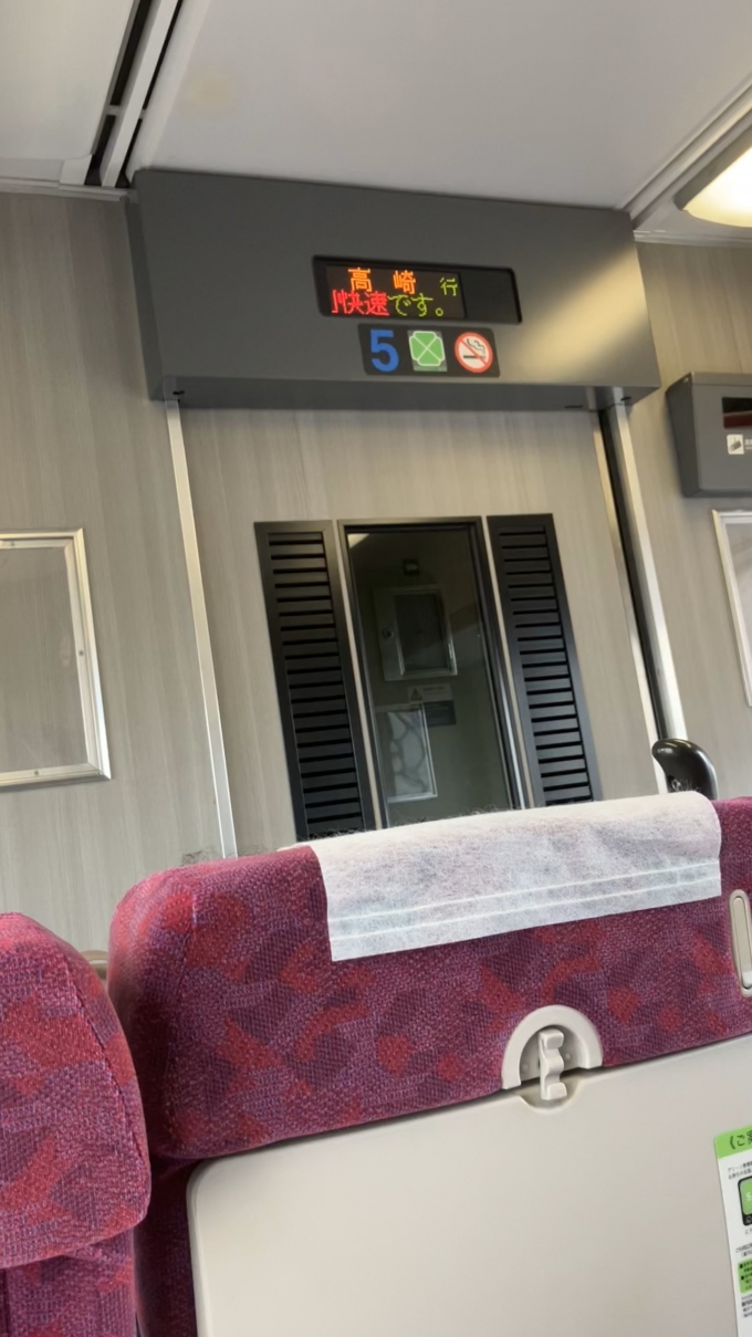 鉄道乗車記録の写真:車内設備、様子(7)        「浦和駅―北浦和駅間で撮影した。
普通列車グリーン車平屋部分の車内ディスプレイの様子。
普通車やグリーン車の1階席、2階席のものと比較して小さく感じた。」