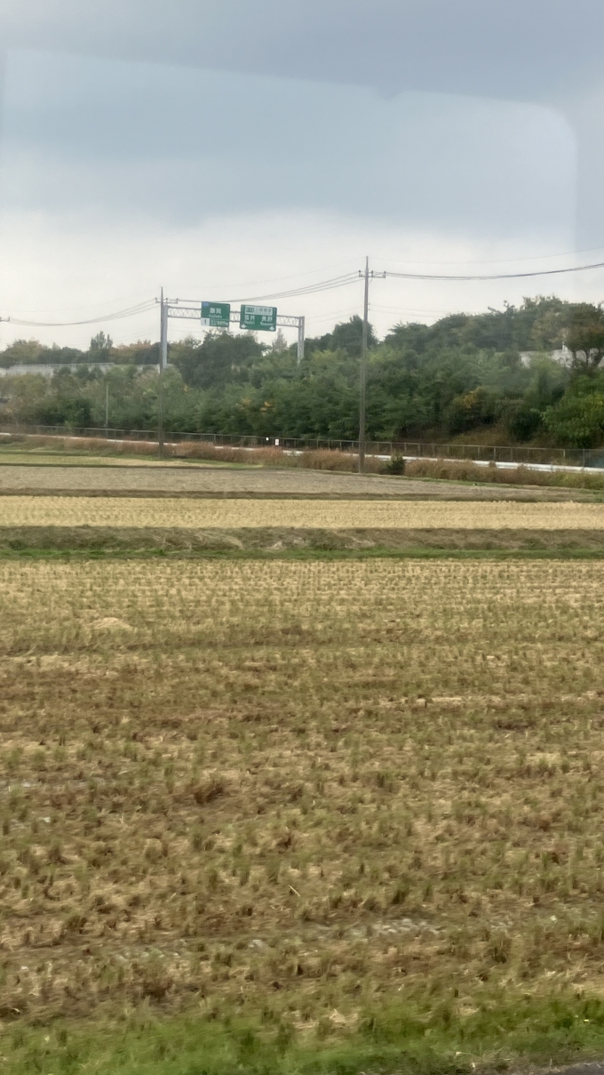 鉄道乗車記録の写真:車窓・風景(4)        「北藤岡駅を出てしばらくすると、上信越自動車道(E18)との立体交差がある。この写真は立体交差のあとに撮影した。」