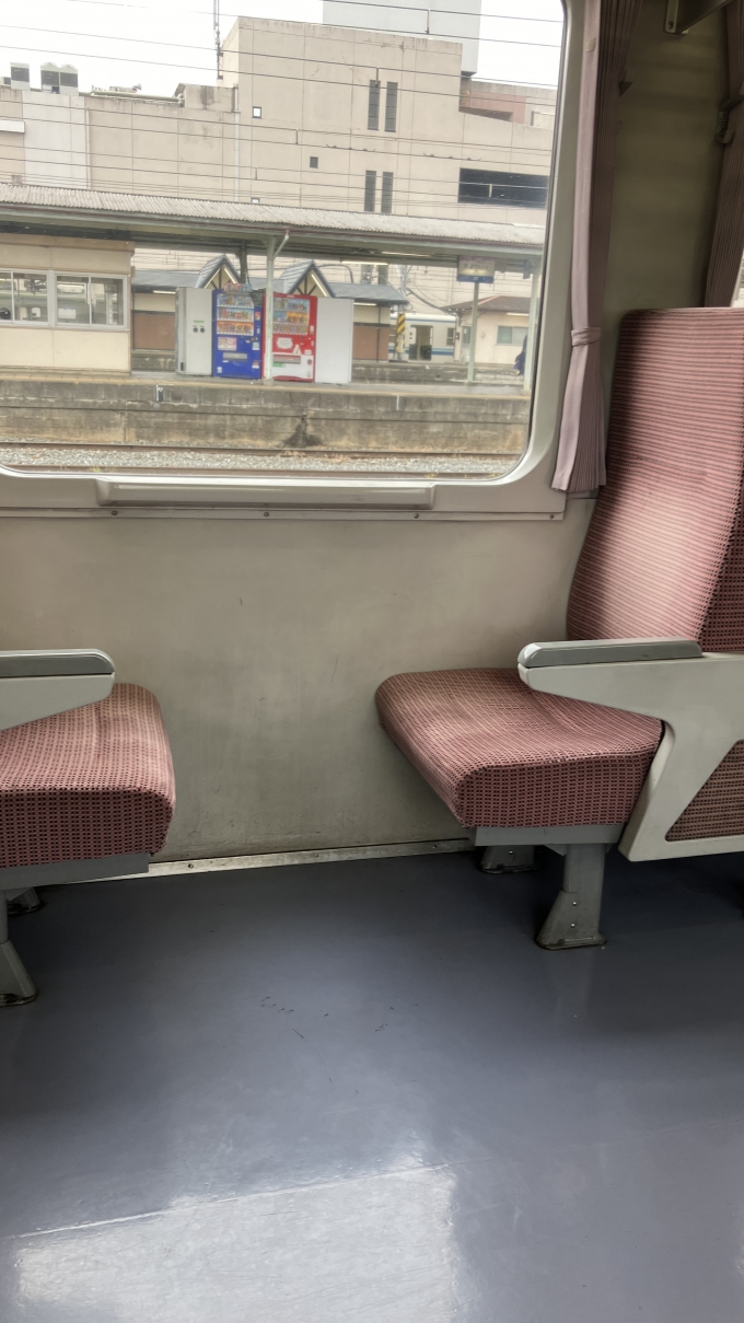 鉄道乗車記録の写真:車内設備、様子(13)        「寄居駅停車中に撮影した。
乗車した車両の座席は、クロスシートが主体になっていた。この写真は2人1組のクロスシートの様子。」