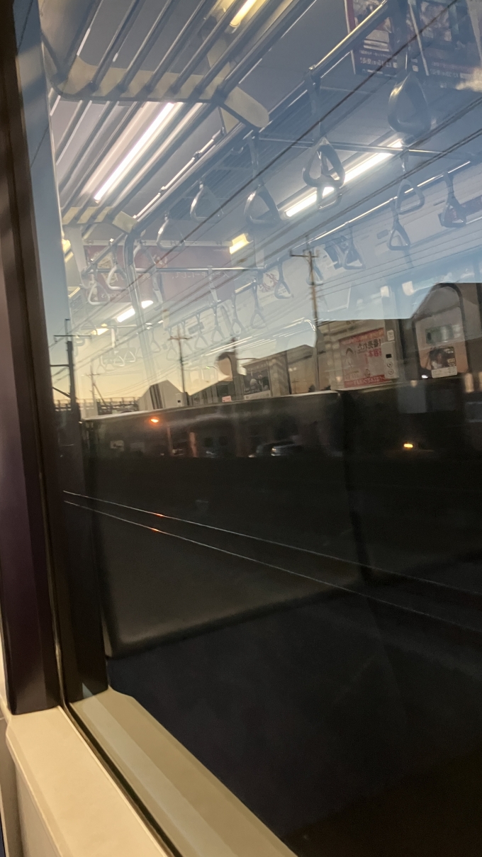 鉄道乗車記録の写真:車窓・風景(3)        「高崎駅を出て、国道17号線との立体交差を越えたところで撮影した。
前橋駅を出発したときはまだ外は暗かったが、高崎駅を出る頃には外が明るくなり始めていた。
なお、撮影時刻は6:29だった。この日の日の出時刻は6:52だったらしい。」