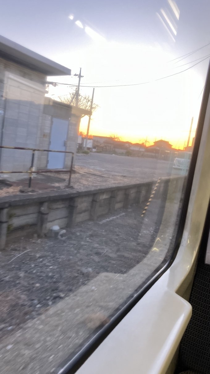 鉄道乗車記録の写真:車窓・風景(2)        「丹荘駅発車直後に撮影した。
なお、撮影時刻は6:54だった。日の出は6:52であったという。日の出の時間になり、眩しいと感じた。」