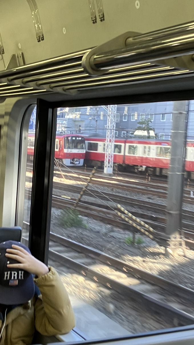 鉄道乗車記録の写真:車窓・風景(3)        「横浜駅発車後に撮影した。
進行方向右側に京急の列車が見えた。
手前側が上り列車の快特泉岳寺行き(1013A)、奥の列車が下り列車の急行逗子・葉山行き(1108D)と思われる。」