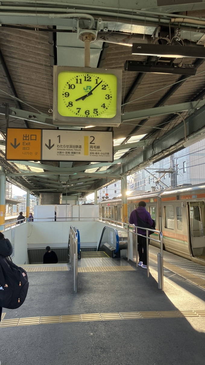 鉄道乗車記録の写真:駅舎・駅施設、様子(2)        「桐生駅3・4番線ホームにある時計。
この時計は1月24日に撤去される予定だという。
なお、右側(4番線)に停車していた列車は後発の8:37発普通高崎行きになったと思われる。」