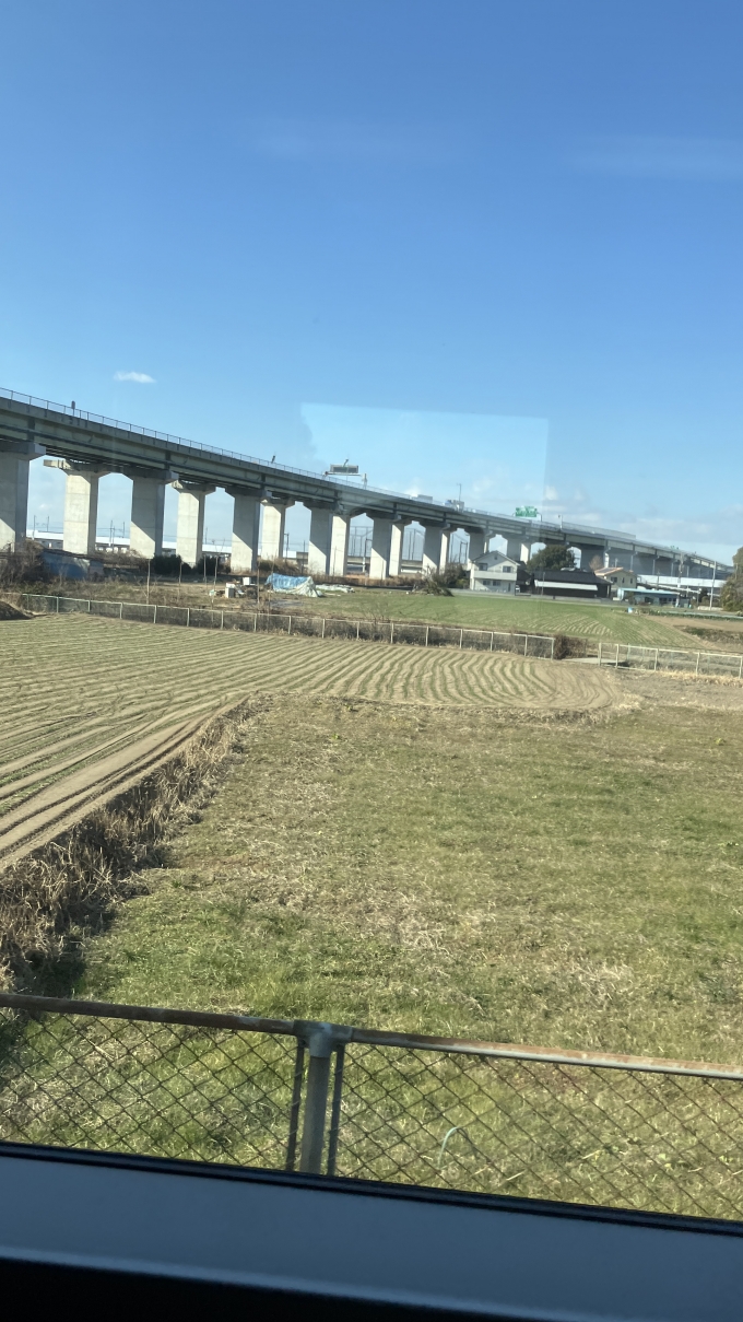 鉄道乗車記録の写真:車窓・風景(4)        「新白岡－久喜間では圏央道(首都圏中央連絡自動車道、C4)との立体交差がみられる。」