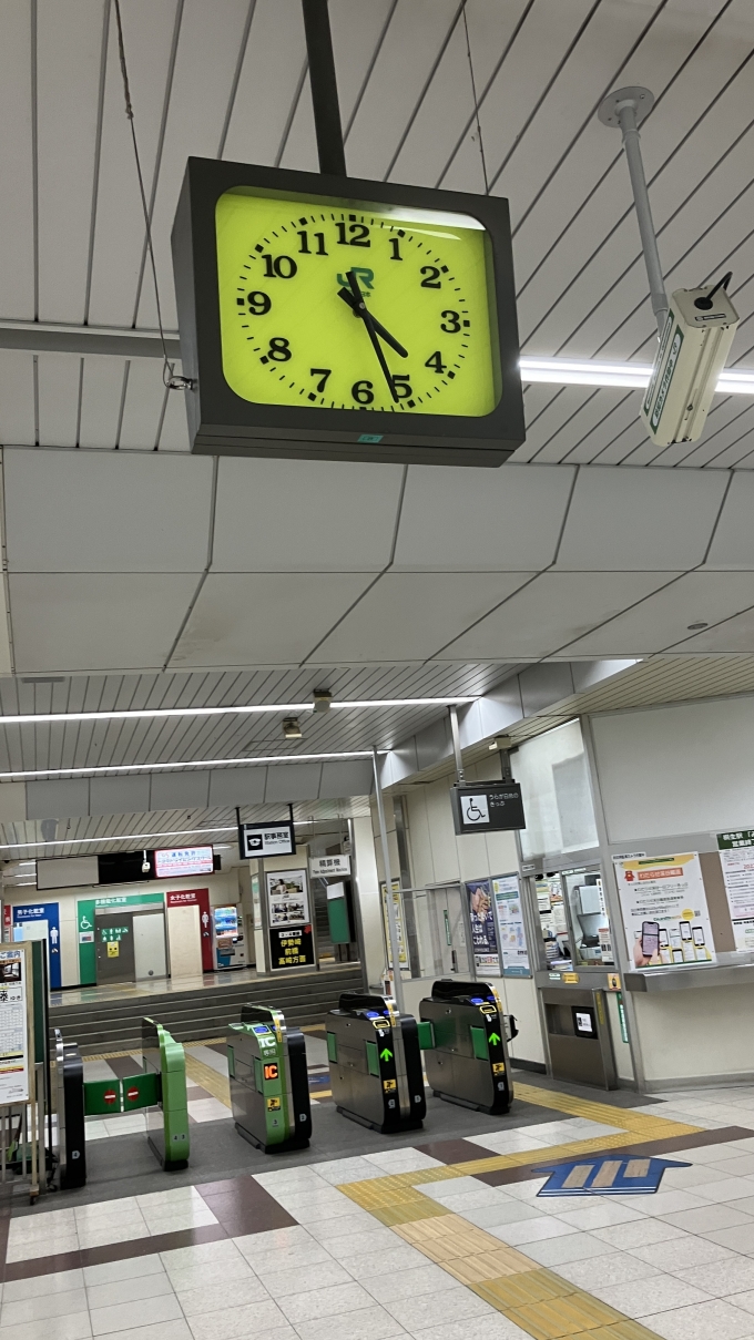 鉄道乗車記録の写真:駅舎・駅施設、様子(1)        「桐生駅の改札と時計の様子。」