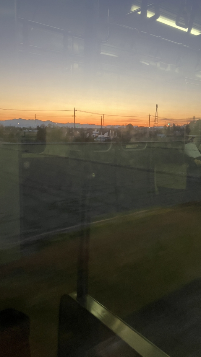 鉄道乗車記録の写真:車窓・風景(6)        「駒形駅手前で撮影した。
この日の日の入りは16:47ごろで、撮影時間は17:05であった。景色はきれいなのだが、夜にかけて窓に車内の様子が映り込むようになり、撮影が難しくなるように感じる。」
