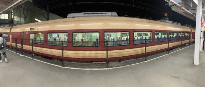 鉄道乗車記録の写真:列車・車両の様子(未乗車)(6)        「特急開運成田山初詣群馬号で使われていた列車が駒形駅に停車していた。
乗車していた列車が駒形駅に停車している間に、スマートフォンのパノラマ写真撮影機能を使って3号車の様子を撮影した。」