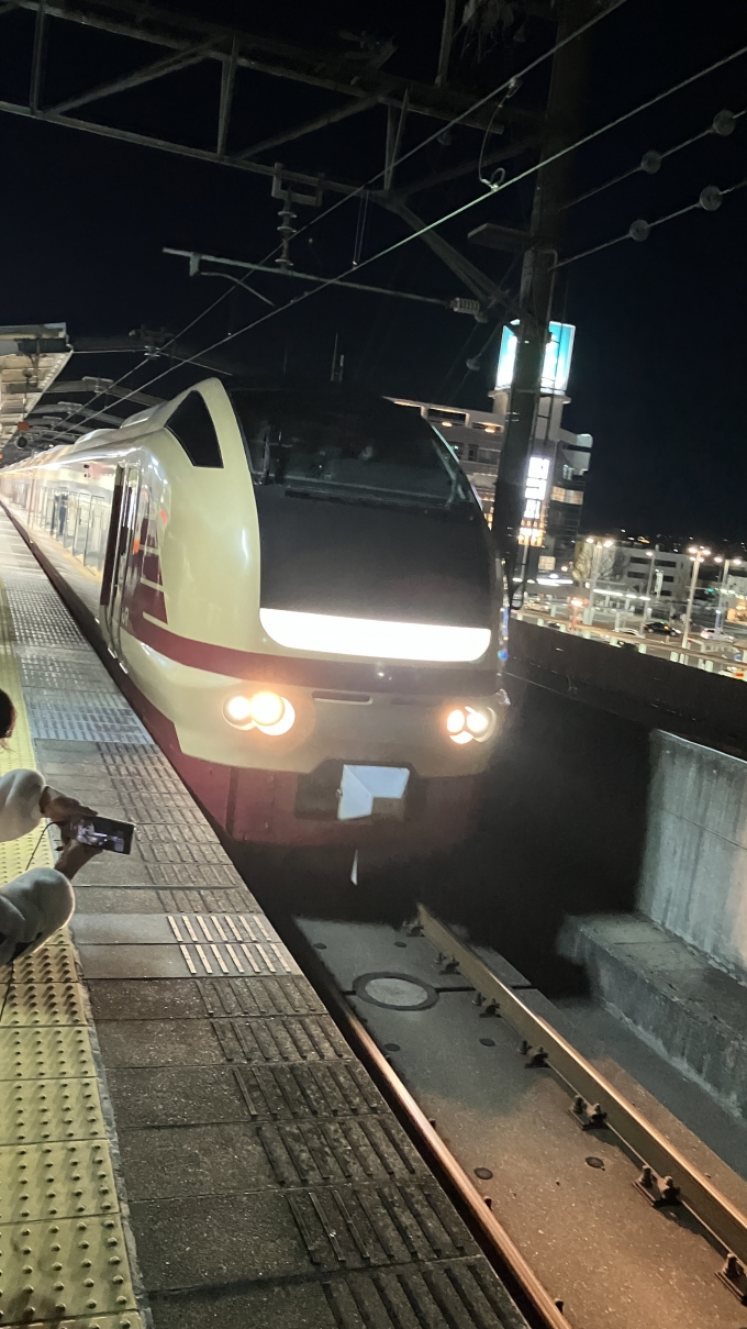 鉄道乗車記録の写真:列車・車両の様子(未乗車)(2)        「特急開運成田山初詣群馬号として運行されてきた列車が前橋駅1番線に入線した際に撮影した。この写真は7号車付近の様子。
使用された編成は前日乗車したときと同じだった(K70)。」