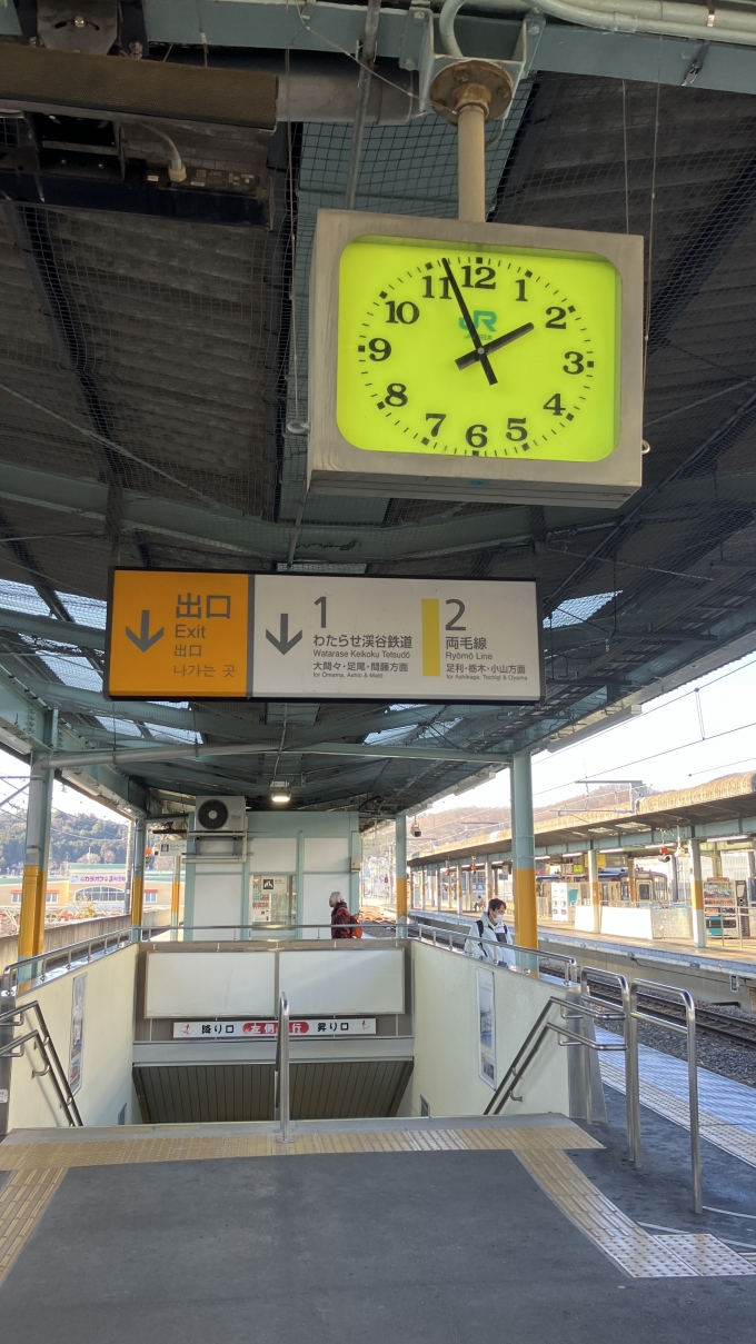 鉄道乗車記録の写真:駅舎・駅施設、様子(1)        「桐生駅3・4番線ホームの小山寄りにある階段と時計の様子。」