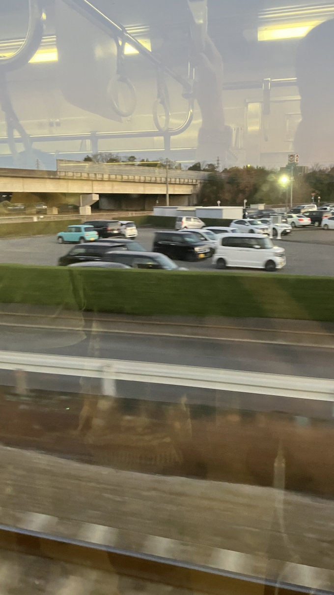 鉄道乗車記録の写真:車窓・風景(3)        「井野駅と新前橋駅の間、関越自動車道と立体交差をする地点の高崎駅寄りで撮影した。
近くには前橋インターチェンジがあり、そこから南側は片側3車線になっていることもあって大きく感じた。」