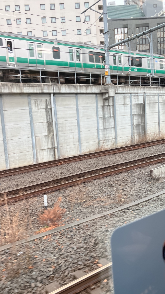 鉄道乗車記録の写真:列車・車両の様子(未乗車)(3)        「池袋駅を出発した後しばらくして、新宿方面に向かう電車とすれ違った。大宮駅始発の各駅停車新宿行き(1242K)と思われる。」