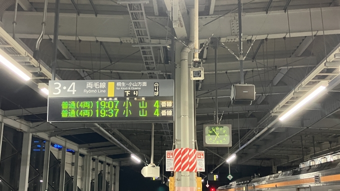 鉄道乗車記録の写真:駅舎・駅施設、様子(2)        「伊勢崎駅3・4番線ホームの発車標と時計の様子。
なお、右下に少し見える列車は伊勢崎駅で折り返し普通高崎行きになる列車。」