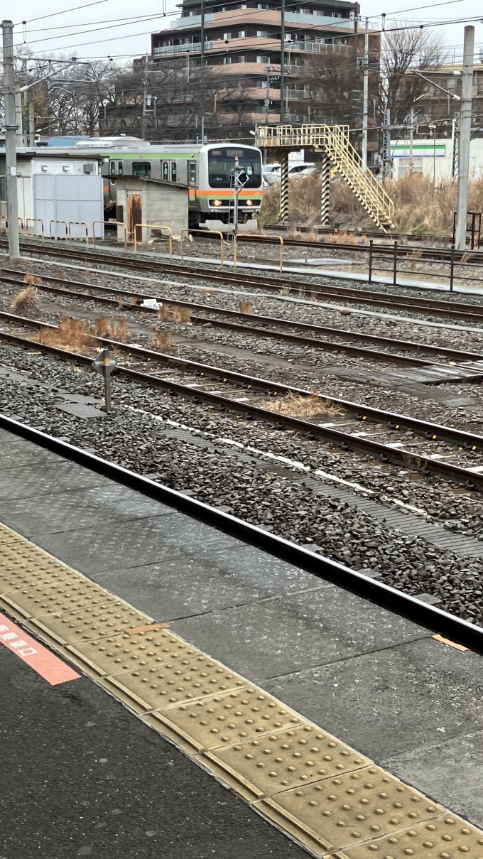 鉄道乗車記録の写真:列車・車両の様子(未乗車)(2)        「八高線の電車が拝島駅に入ってくる様子。
各駅停車八王子行き(1166E)と思われる。」