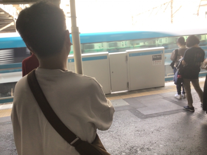 鉄道乗車記録の写真:列車・車両の様子(未乗車)(1)          「鶴見駅で京浜東北線の電車を待っていたときに、E257系の列車が通過していくのが見えた。
特急踊り子8号東京行き(3028M)と思われる。」