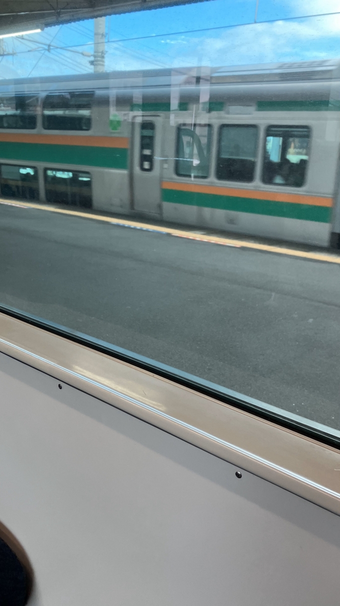 鉄道乗車記録の写真:列車・車両の様子(未乗車)(1)        「行田駅停車中に、対向列車が出発するところを撮影した。
前橋駅始発(5:31)の湘南新宿ライン経由小田原行き(2825Y)と思われる。」
