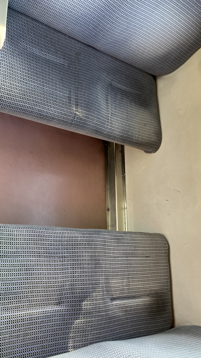 鉄道乗車記録の写真:車内設備、様子(5)        「車内にある4人掛けクロスシートの様子。他に2人掛けのクロスシートとロングシートがある。」