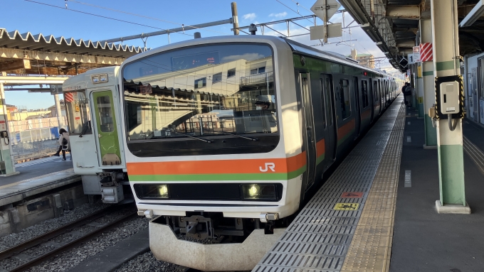 鉄道乗車記録の写真:乗車した列車(外観)(1)        「左側に見えるキハ110系の列車は、高崎駅から乗車してきた列車で、折返し15:45発普通高崎行き(241D)になると思われる。」