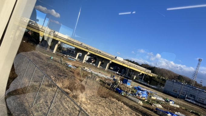 鉄道乗車記録の写真:車窓・風景(3)        「武蔵高萩駅を過ぎてしばらくすると、圏央道(首都圏中央連絡自動車道)と交差する。」