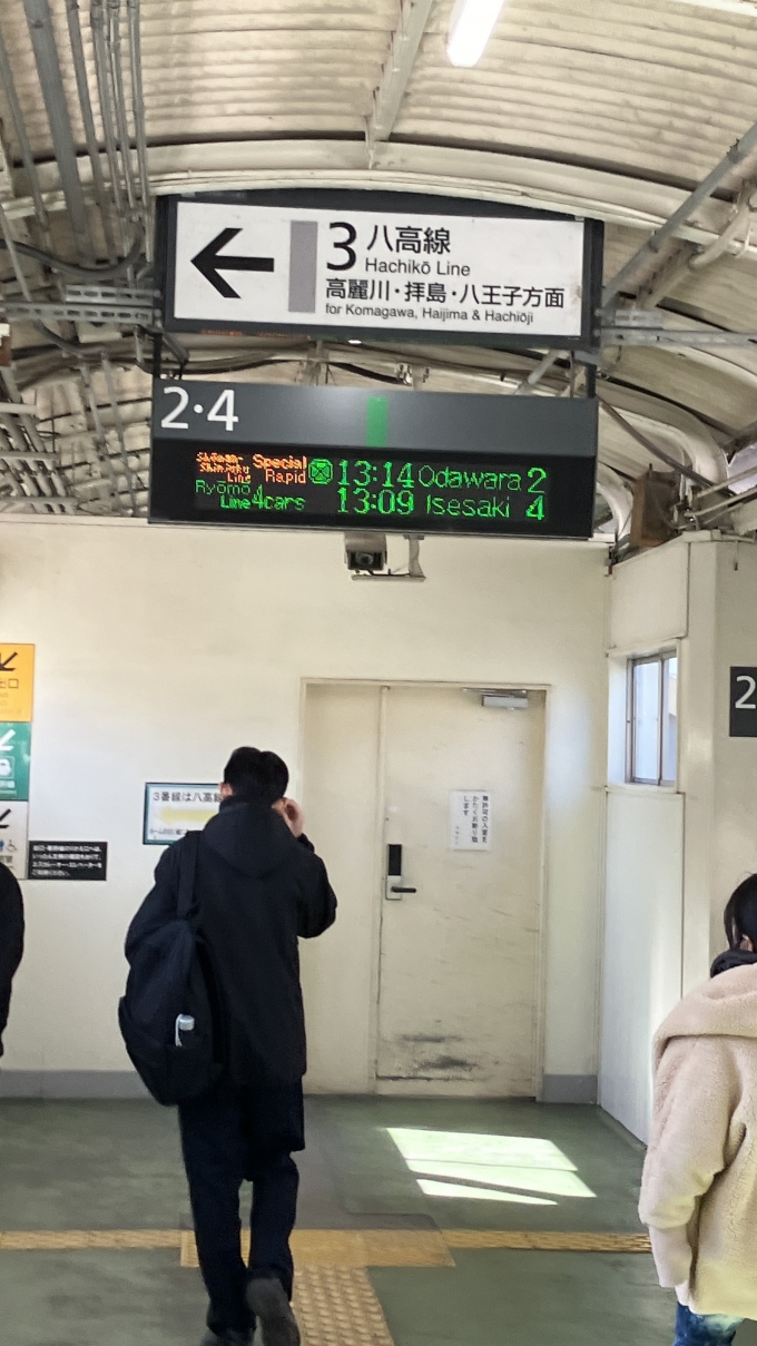 鉄道乗車記録の写真:駅舎・駅施設、様子(1)        「高崎駅の乗換通路内にあった2番線と4番線用の発車標。
ここには3番線の発車標はなかったと思う。」