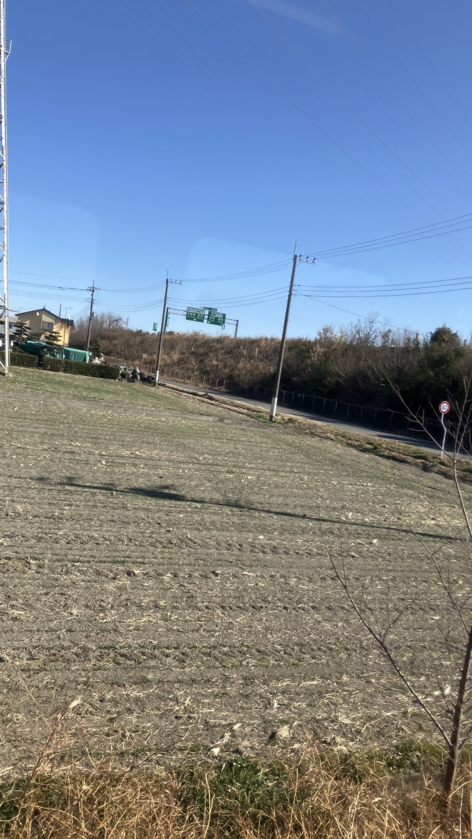 鉄道乗車記録の写真:車窓・風景(3)        「北藤岡駅の先、上信越自動車道(E18)との立体交差の手前で撮影した。
この500 mほど東側には藤岡ジャンクションがあり、関越自動車道と接続している。」