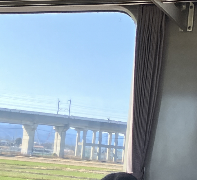 鉄道乗車記録の写真:列車・車両の様子(未乗車)(4)        「上信越道との立体交差の先、上越新幹線との立体交差の手前で撮影した。
ちょうど新幹線の列車が通過する様子を見ることができた。はくたか563号金沢行き(563E)と思われる。」