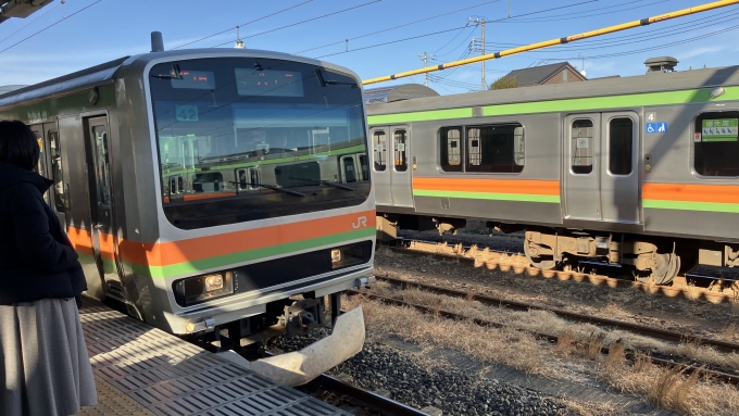 鉄道乗車記録の写真:乗車した列車(外観)(2)        「高麗川駅3番線に乗車した電車が入線する様子。
なお、奥に停車していたのは209系3000番台の編成だった。」