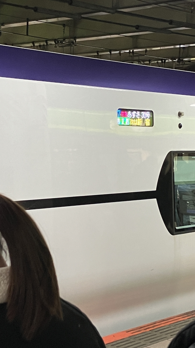 鉄道乗車記録の写真:列車・車両の様子(未乗車)(1)          「乗車した快速電車の前に特急あずさ30号新宿行き(30M)が入ってきた。
この列車に乗ると新宿駅に15:43着。その後は15:48発の快速東京行き(1440T)に乗り換えられるが、これはこの後乗車した中央特快の1本前にあたる。」