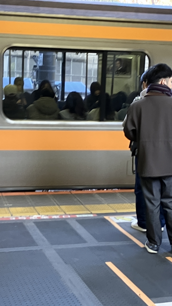 鉄道乗車記録の写真:列車・車両の様子(未乗車)(2)        「各駅停車の電車の発車を待っていたところ、4番線に快速東京行き(1596T)の電車が入ってきたのだが、209系1000番台で運用されていた。209系は中央線快速におけるトイレ設置やグリーン車導入工事に関連して2019年3月から運転が始まったと言うが、2024年秋に引退するとされる。
土休日ダイヤでは上下線各1本の快速電車が209系で運転されるという。」