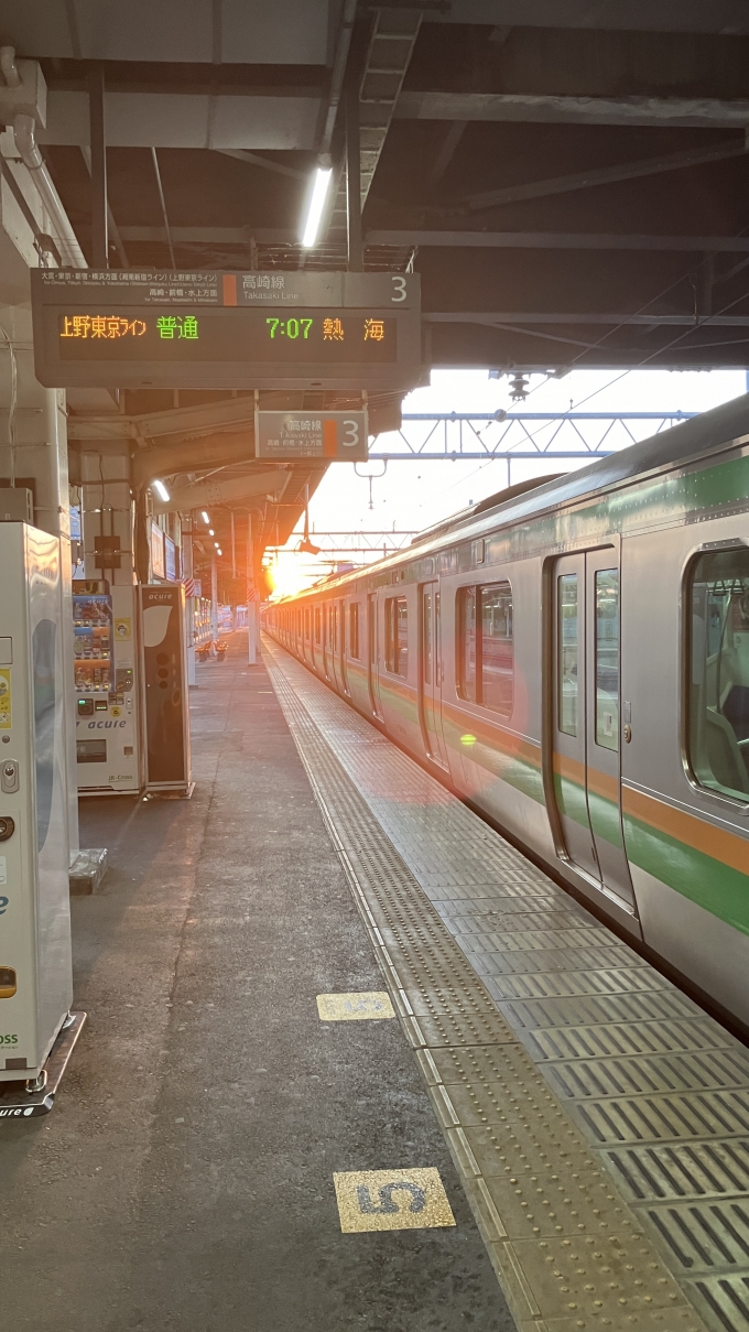 鉄道乗車記録の写真:列車・車両の様子(未乗車)(3)        「深谷駅で下り列車を待っているときに撮影した。
3番線には深谷駅7:07始発の上野東京ライン経由普通熱海行き(1839E)となる列車が停車していた。
深谷駅始発の列車は平日は1日に2本(6:33発普通上野行き[824M]と7:07発湘南新宿ライン経由普通小田原行き[2831Y])、土休日は1日1本のみで、珍しいと感じるのだが、更に驚いたのが最初から基本編成10両と付属編成5両を連結させて運転されることだった。1駅上野寄りの籠原駅で付属編成を連結する列車は多いと思うが、籠原駅より高崎寄りの駅で15両編成の列車となっているのは、自分は初めて見た。」