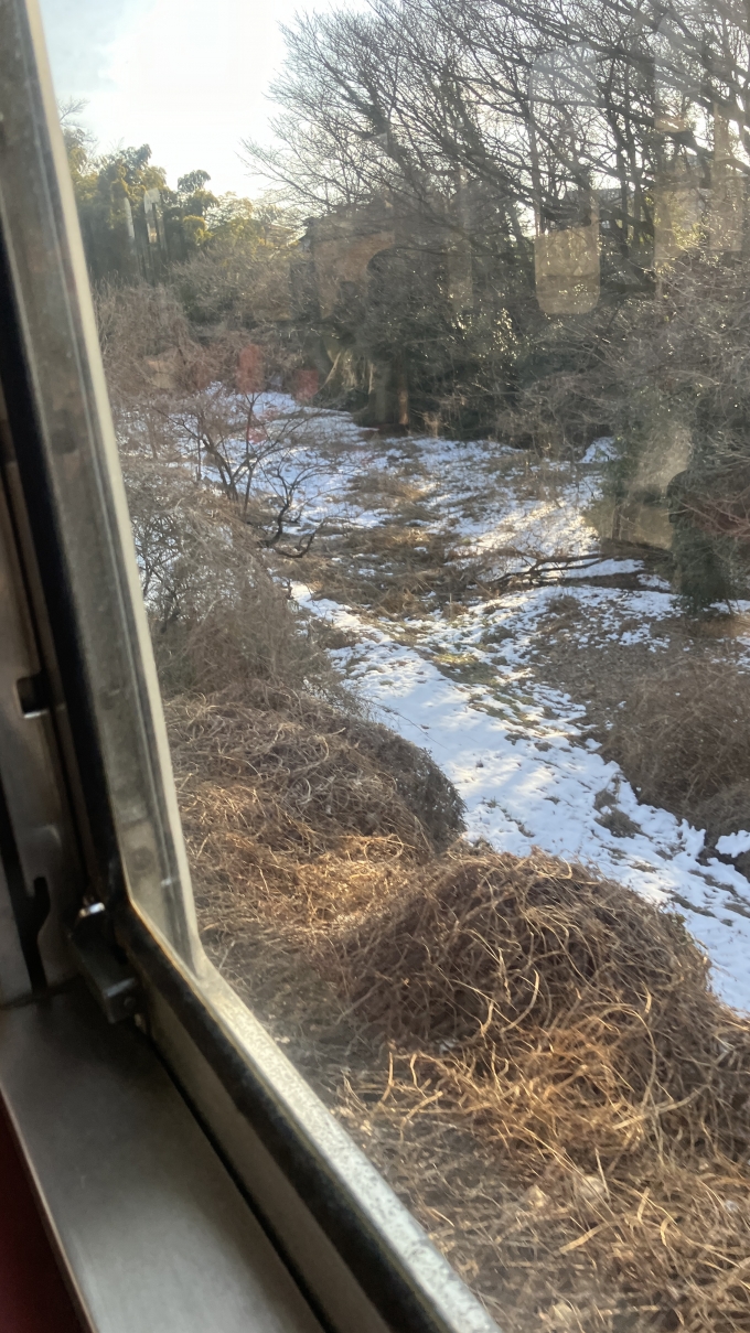 鉄道乗車記録の写真:車窓・風景(3)        「乗車前の2月5日に関東地方で大雪になったのだが、そのときの雪が溶け切らずに残っていた。
このような箇所が今回の旅ではところどころでみられた。」