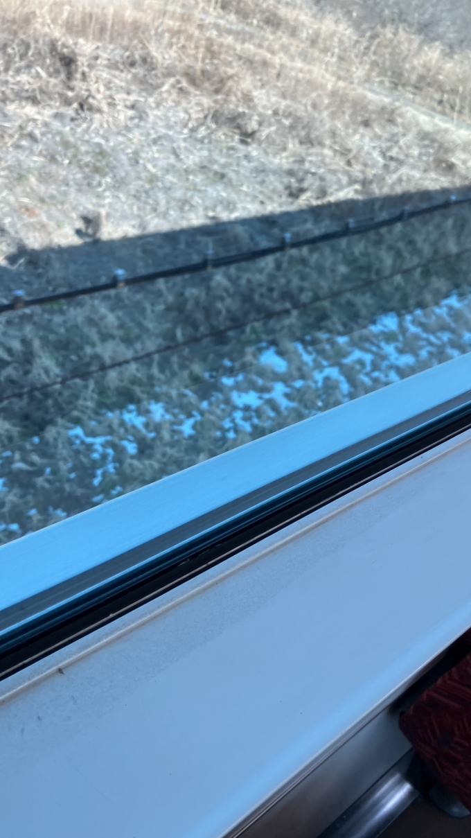 鉄道乗車記録の写真:車窓・風景(3)        「鬼怒川を渡っている際に撮影した。
川沿いにはまだ雪が少し残っていた。」