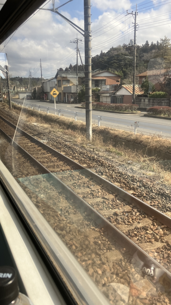 鉄道乗車記録の写真:車窓・風景(5)        「久住駅手前で並走していた道路にあった「踏切あり」を意味する標識のデザイン(蒸気機関車)が珍しいと感じて撮影した。」
