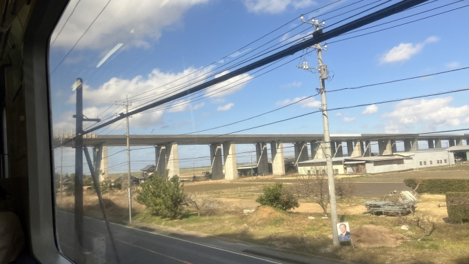 鉄道乗車記録の写真:車窓・風景(4)        「鹿島線との分岐を過ぎて少し進むと、東関東自動車道との立体交差がみられた。
なお、この高架は通過後もしばらくの間見られた。」