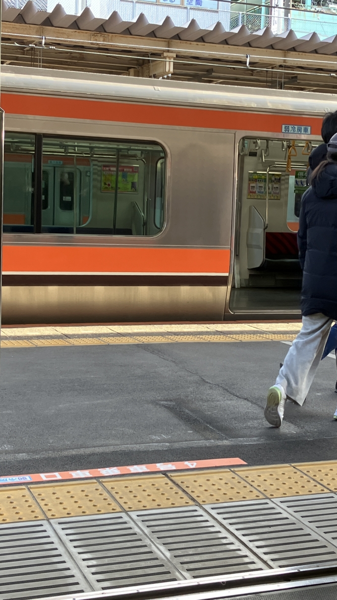 鉄道乗車記録の写真:列車・車両の様子(未乗車)(2)        「奥には別の電車が停車していた。
東所沢駅始発の京葉線に直通する各駅停車海浜幕張行き(1529E)と思われる。」