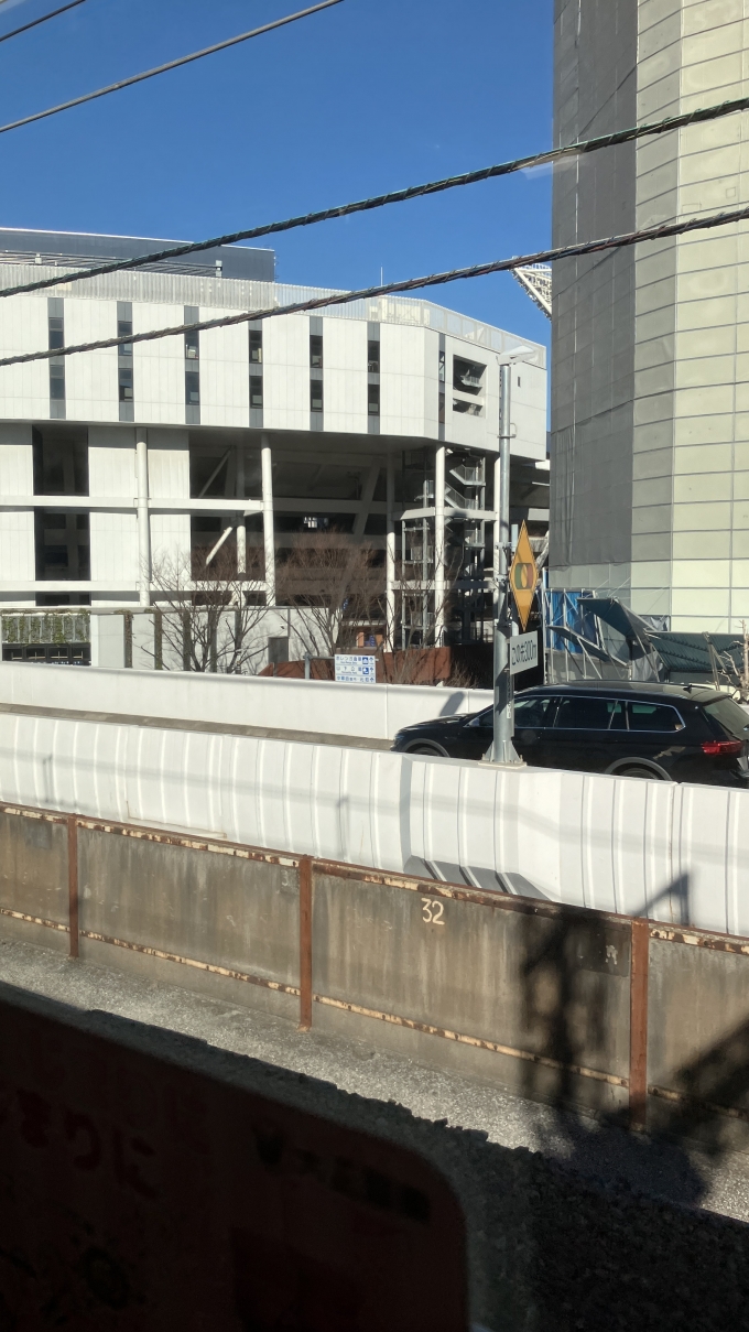 鉄道乗車記録の写真:車窓・風景(3)        「石川町駅を出発して少し進むと、進行方向右側に横浜スタジアムが見えるようになる。
また、横を通っているのは首都高速神奈川1号横羽線横浜公園出口のランプウェイである。」
