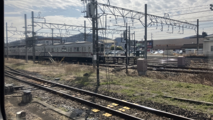 鉄道乗車記録の写真:列車・車両の様子(未乗車)(3)        「小川町駅停車前に撮影した。
東武東上線の駅が併設されており、列車が停車していた。11:07発の急行池袋行きと思われる。」