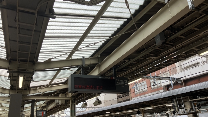鉄道乗車記録の写真:駅舎・駅施設、様子(2)        「少し見えにくいかもしれないが、特急あずさ18号通過前の3番線発車標の様子を撮影した。」