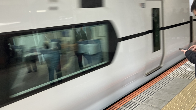 鉄道乗車記録の写真:列車・車両の様子(未乗車)(3)        「国分寺駅3番線を特急あずさ18号新宿行き(18M)が通過する様子を撮影した。」