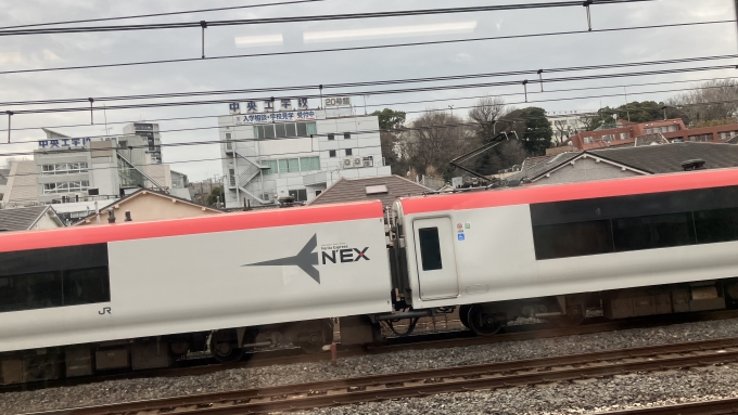 鉄道乗車記録の写真:列車・車両の様子(未乗車)(3)        「上中里駅付近からは東北貨物線(湘南新宿ライン)と並走する。
王子駅を出発した後、しばらく塗装変更されていないE259系電車と並走した。
3月16日のダイヤ改正で特急しおさいにおけるE259系での運転が始まることを踏まえてか、塗装変更される編成が多くなる中で、まだ塗装変更前の編成が見られるとは思っていなかった。」