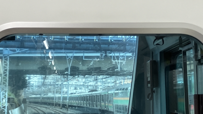 鉄道乗車記録の写真:列車・車両の様子(未乗車)(5)        「浦和駅―北浦和駅間で撮影した。
先頭の15号車に乗車していたため、前面展望が見られた。
このような感じで、さいたま新都心駅付近まで上野東京ライン経由の普通高崎行きの列車と並走した。なお、発車は高崎行きの列車が先であった。」