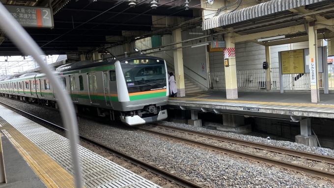 鉄道乗車記録の写真:列車・車両の様子(未乗車)(2)        「急いで撮影したため充電ケーブルが映り込んでしまっているが、列車を待っていたところ反対側のホームに小金井駅始発の上野東京ライン経由普通沼津行きの列車(1585E)が入ってきた。
(2024年3月21日)この列車は、ダイヤ改正後は国府津行きとなり、沼津方面へ行くには国府津駅で後続の列車への乗り換えが必要になった。」