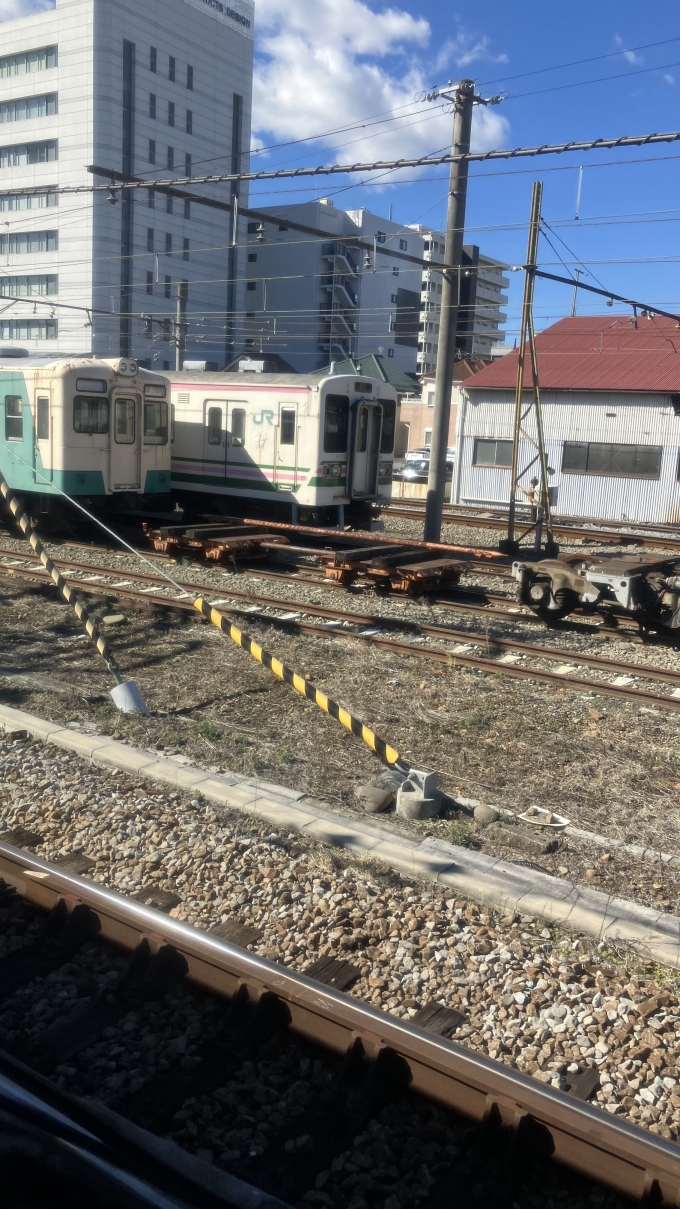 鉄道乗車記録の写真:列車・車両の様子(未乗車)(1)        「高崎駅発車直後に撮影した。
高崎駅周辺では様々な列車が見られるが、現在運行されていない107系によく似た列車が留置されていた。」