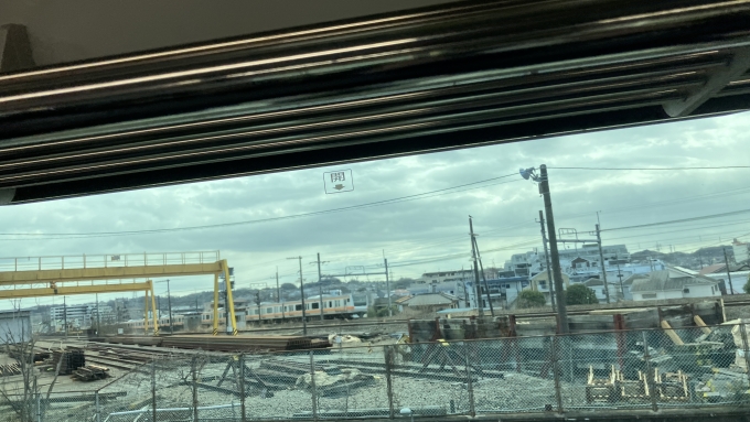 鉄道乗車記録の写真:列車・車両の様子(未乗車)(2)        「八王子駅到着前に撮影した。
東京方面へ向かう電車が見えた。八王子駅12:14発の中央特快東京行き(1240T)と思われる。」