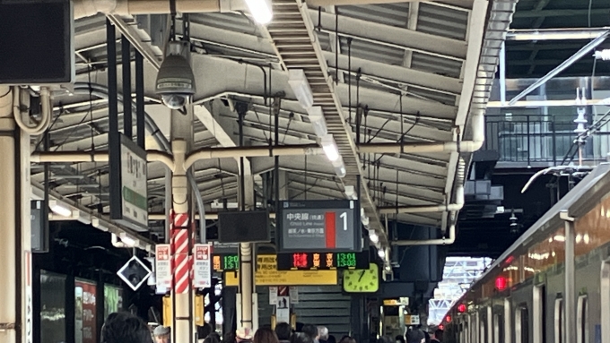鉄道乗車記録の写真:駅舎・駅施設、様子(4)        「四ツ谷駅でも発車標を撮影した。
ここでも種別は「快速」となっていた。
なお、後続の13:08発東京行き(1178T)は、青梅駅始発で快速として運転されていた電車である。」