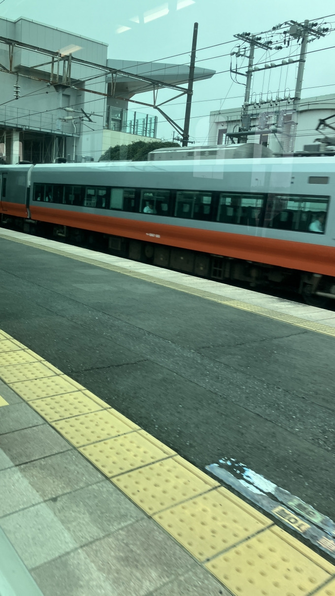 鉄道乗車記録の写真:列車・車両の様子(未乗車)(3)        「羽鳥駅に停車するというところで、特急ときわ57号勝田行き(57M)が通過する様子が見られた。」