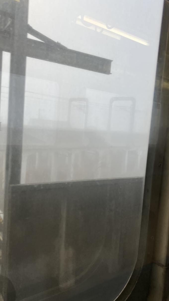鉄道乗車記録の写真:車窓・風景(6)        「栃木駅の手前では東武日光線の高架が見えるようになるのだが、霧の影響で霞んで見えた。」